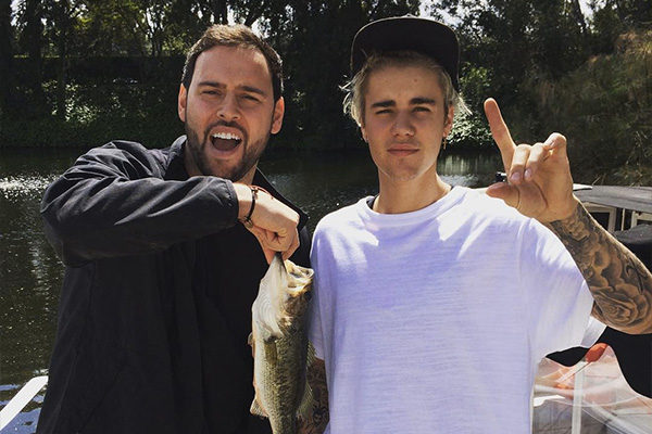 Resultado de imagem para scooter braun e justin 2017